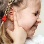Как избежать отита при насморке у ребенка
